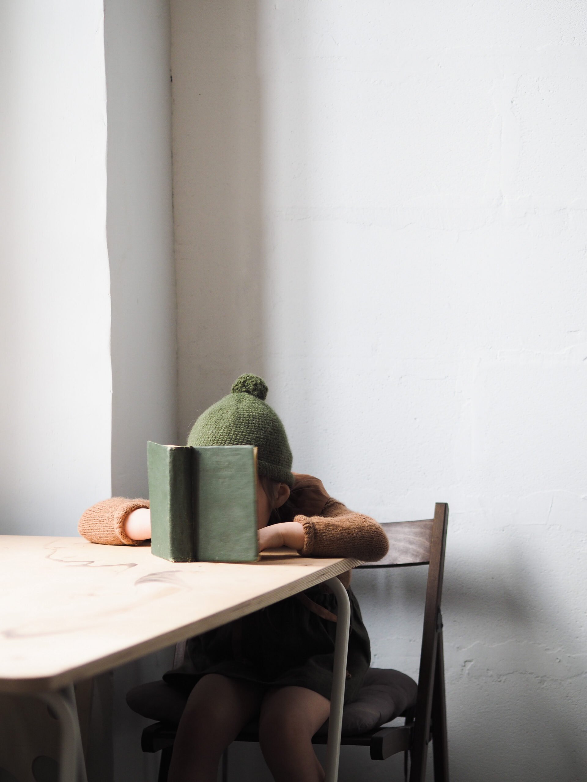 Mental-Light | Kinder- & Jugendcoaching Koblenz – Kind versteckt sich hinter Büchern