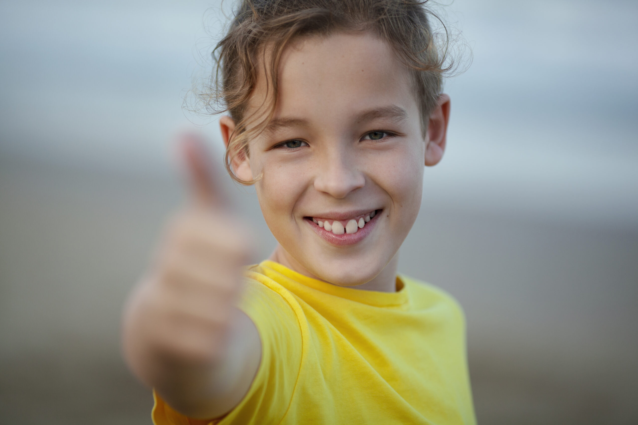 Mental-Light | Kinder- & Jugendcoaching Koblenz – Kind zeigt Daumen hoch, glücklich und selbstbewusst