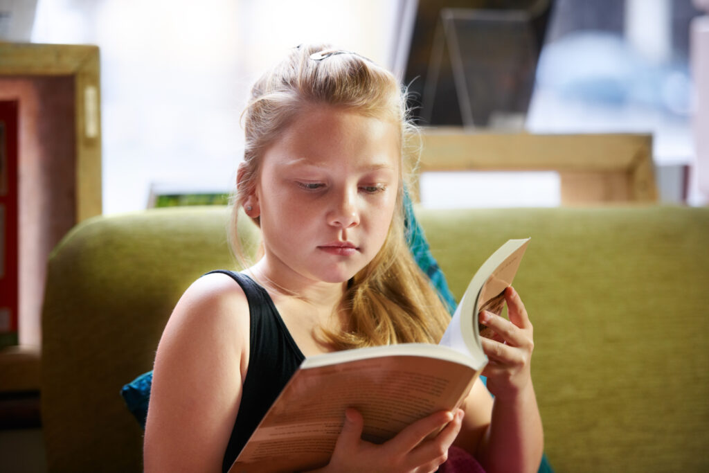 Mental-Light | Mein Kind zieht sich zurück - Mädchen liest ein buch