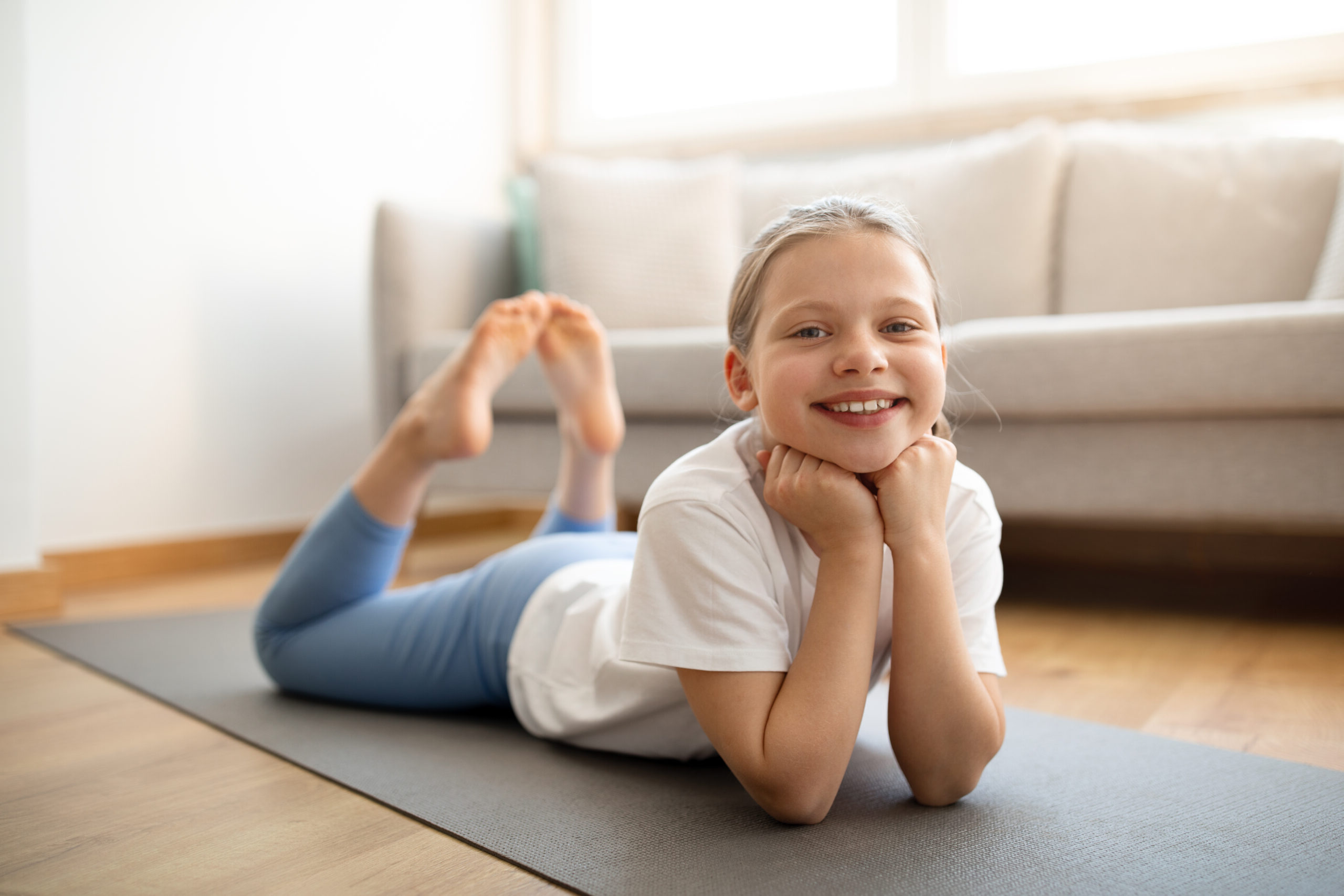 Mental-Light | Reflexintegration Koblenz – Kind liegt auf Yogamatte und hat Reflexintegrationsübungen gemacht