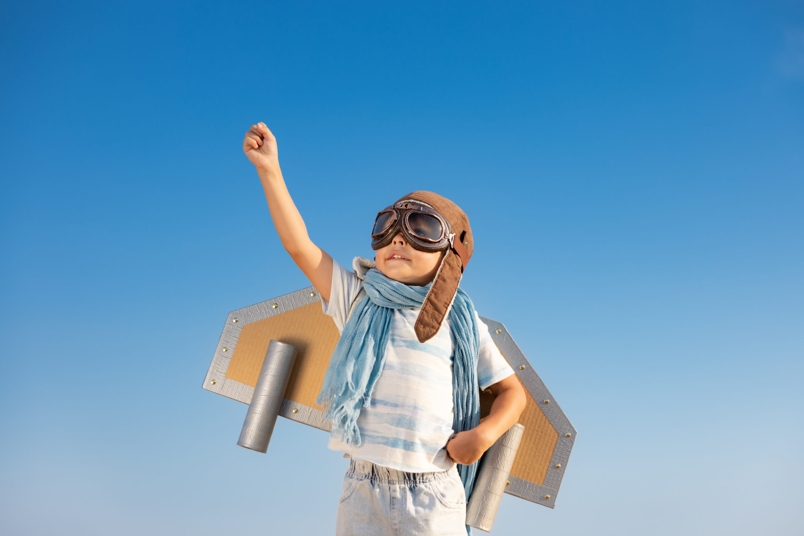 Mental-Light | Selbstwert bei Kindern stärken, Kind spielt Pilot